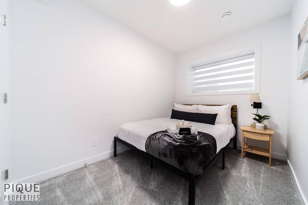 Urban Utopia - Hot Tub - King Bed - BBQ - Sleeps 16 - Garage