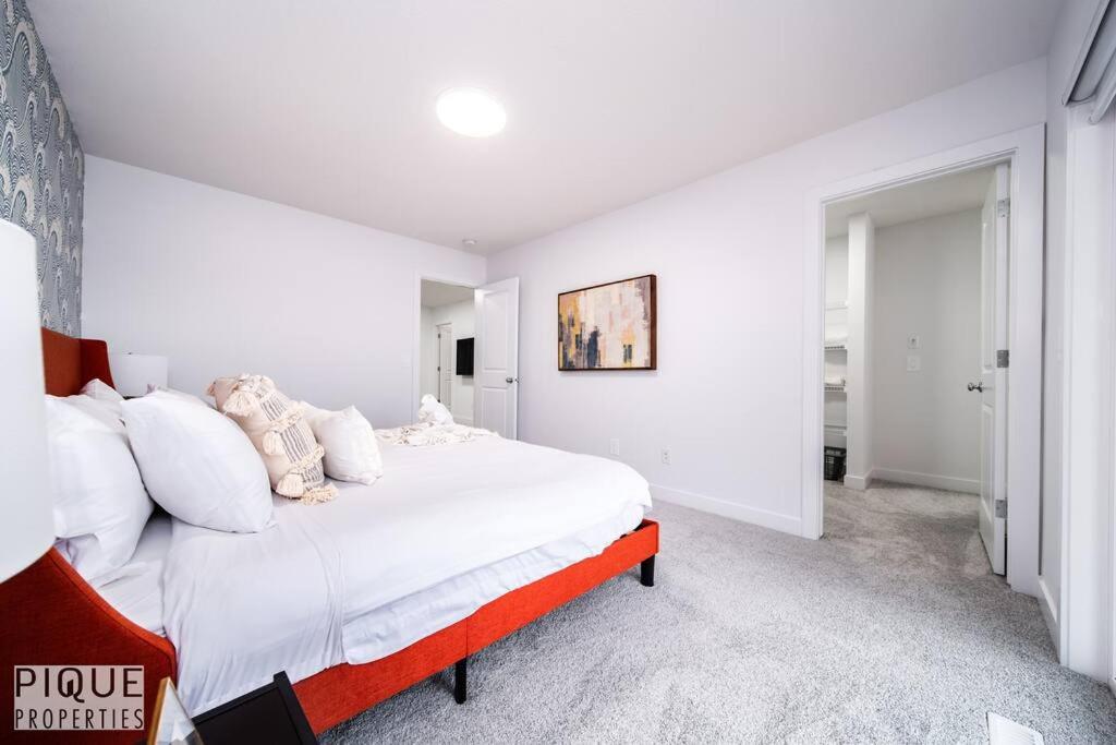 Urban Utopia - Hot Tub - King Bed - BBQ - Sleeps 16 - Garage