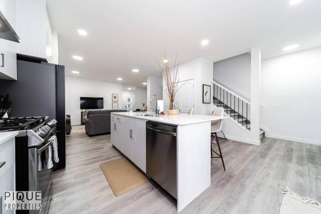 Urban Utopia - Hot Tub - King Bed - BBQ - Sleeps 16 - Garage