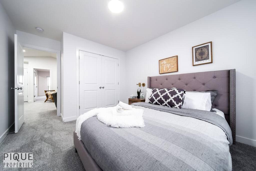 Urban Utopia - Hot Tub - King Bed - BBQ - Sleeps 16 - Garage