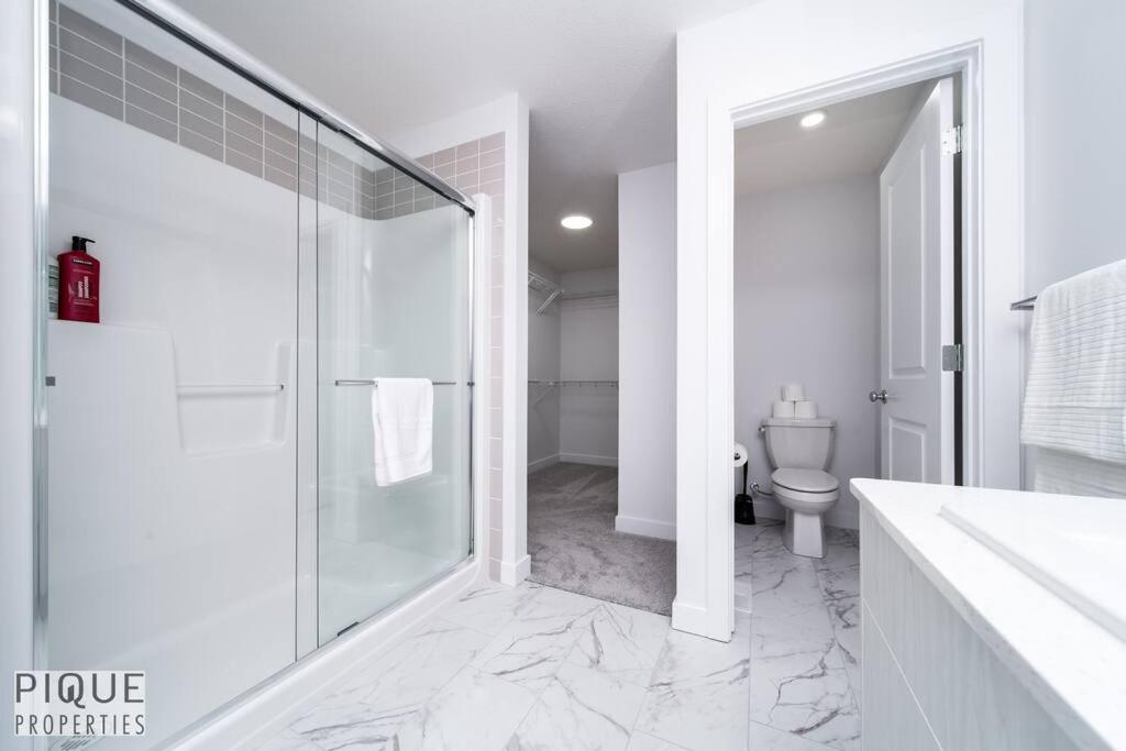 Urban Utopia - Hot Tub - King Bed - BBQ - Sleeps 16 - Garage