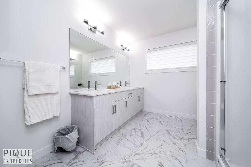 Urban Utopia - Hot Tub - King Bed - BBQ - Sleeps 16 - Garage