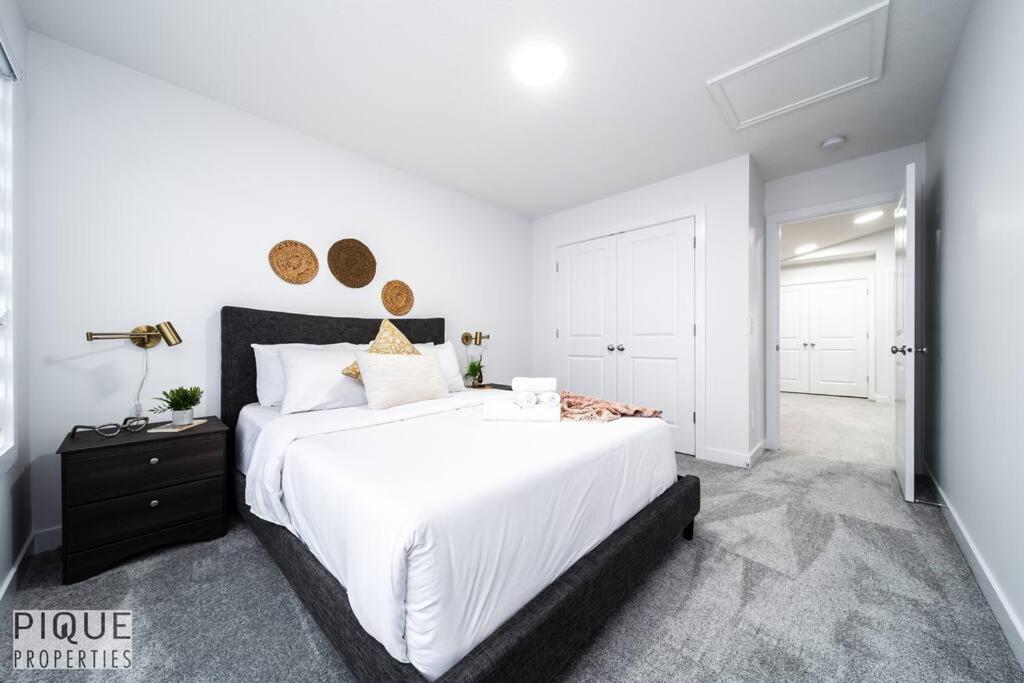 Urban Utopia - Hot Tub - King Bed - BBQ - Sleeps 16 - Garage