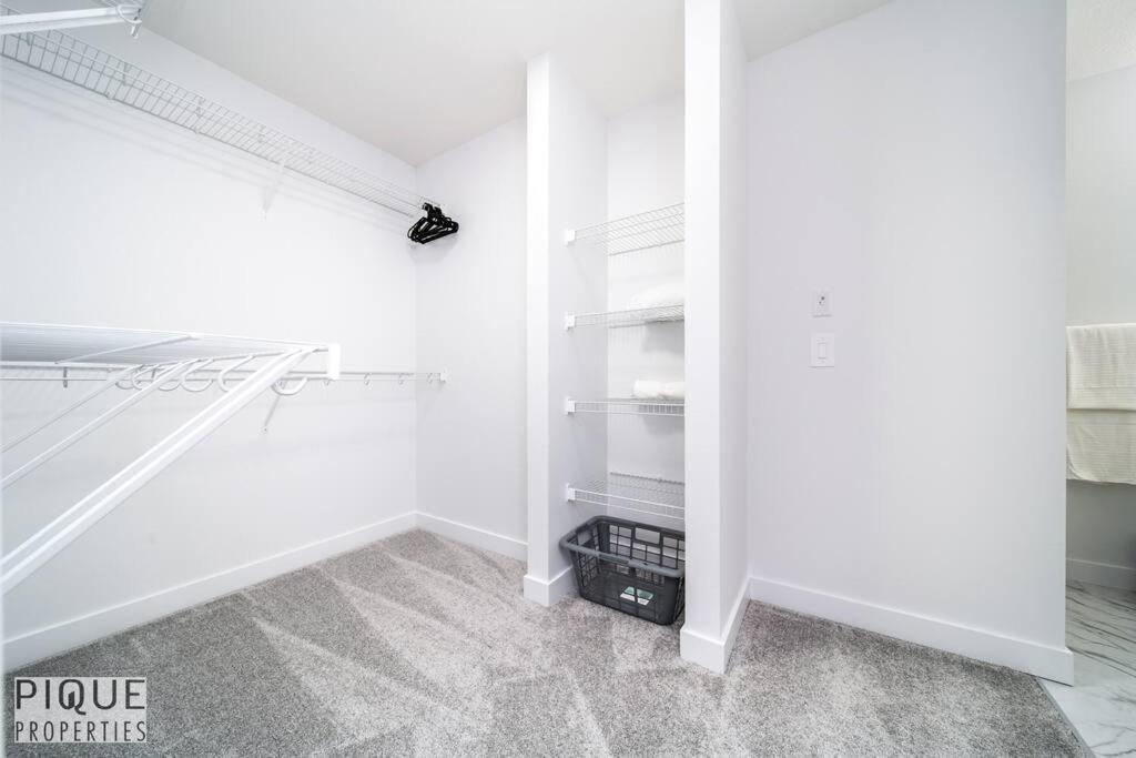 Urban Utopia - Hot Tub - King Bed - BBQ - Sleeps 16 - Garage