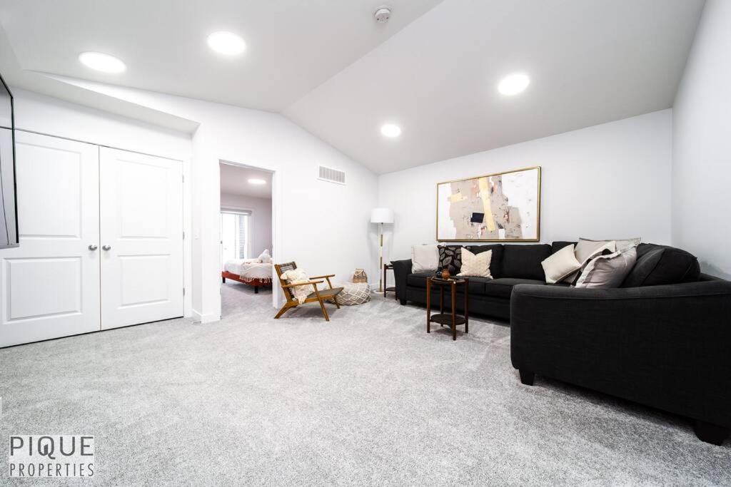 Urban Utopia - Hot Tub - King Bed - BBQ - Sleeps 16 - Garage