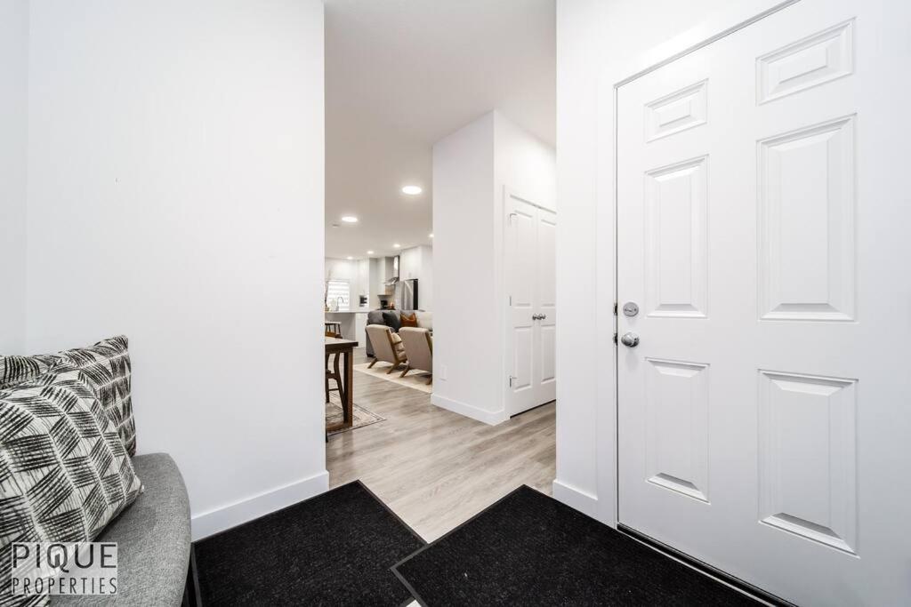 Urban Utopia - Hot Tub - King Bed - BBQ - Sleeps 16 - Garage