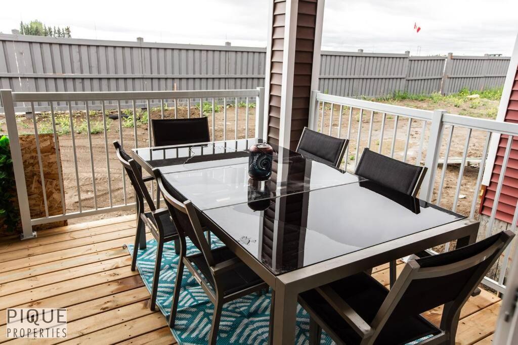 Urban Utopia - Hot Tub - King Bed - BBQ - Sleeps 16 - Garage