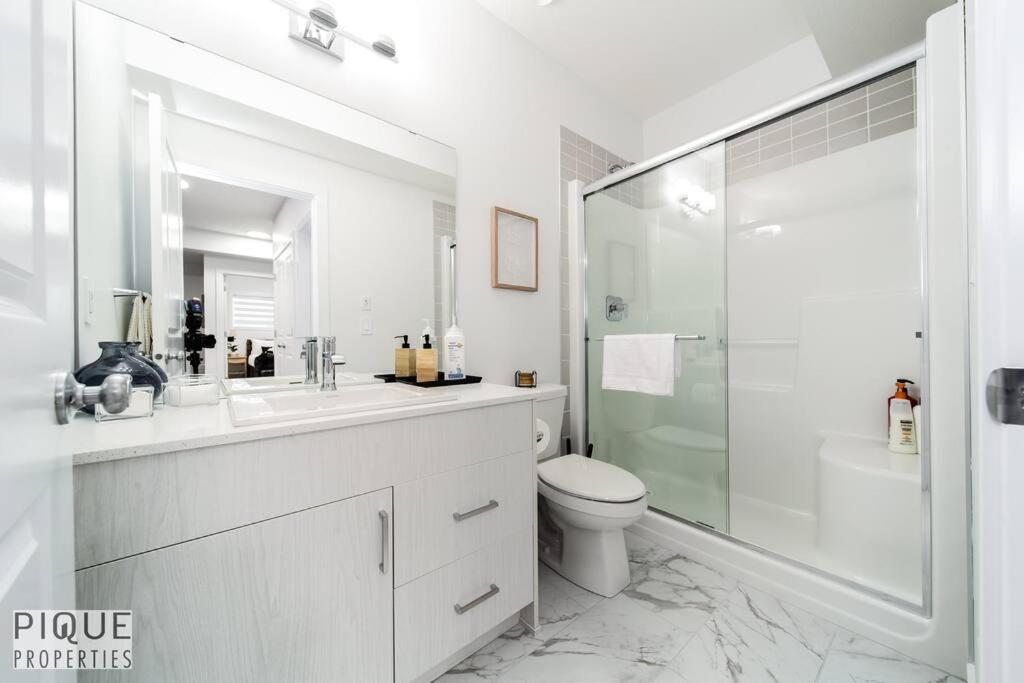 Urban Utopia - Hot Tub - King Bed - BBQ - Sleeps 16 - Garage