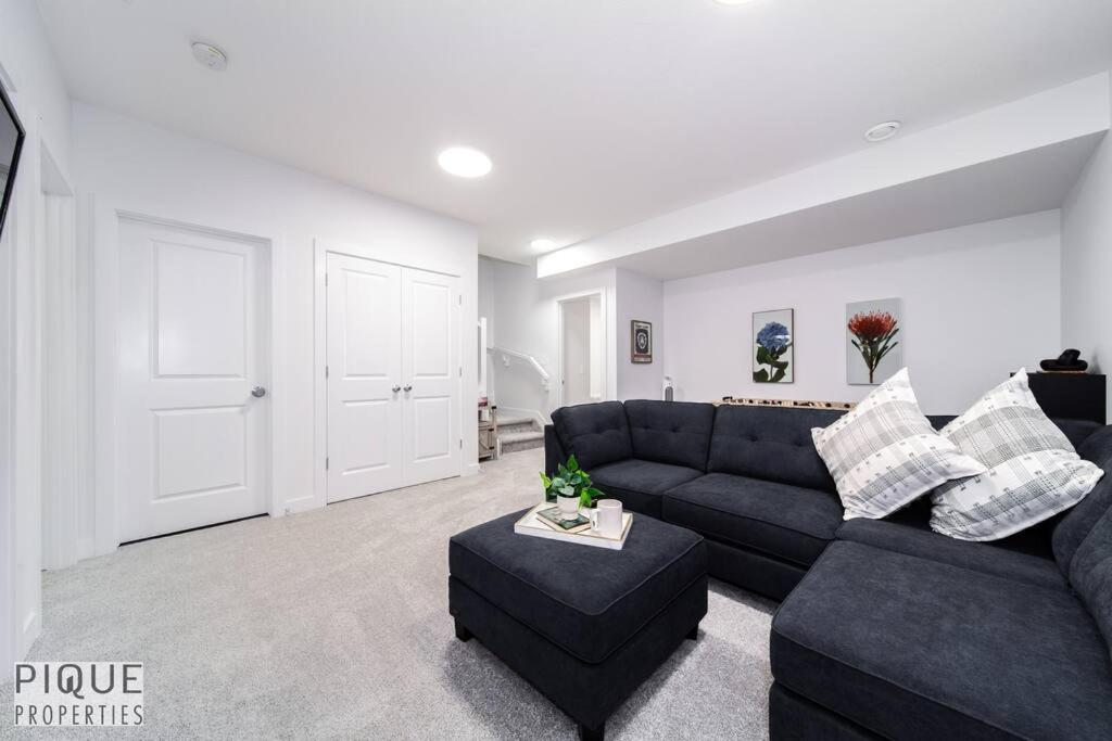 Urban Utopia - Hot Tub - King Bed - BBQ - Sleeps 16 - Garage