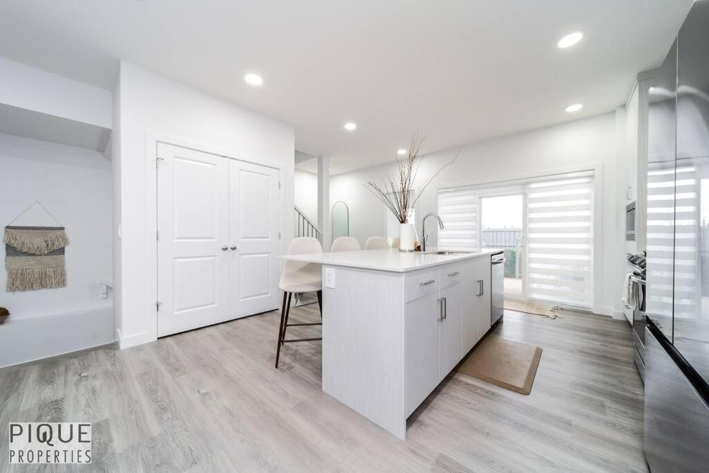 Urban Utopia - Hot Tub - King Bed - BBQ - Sleeps 16 - Garage