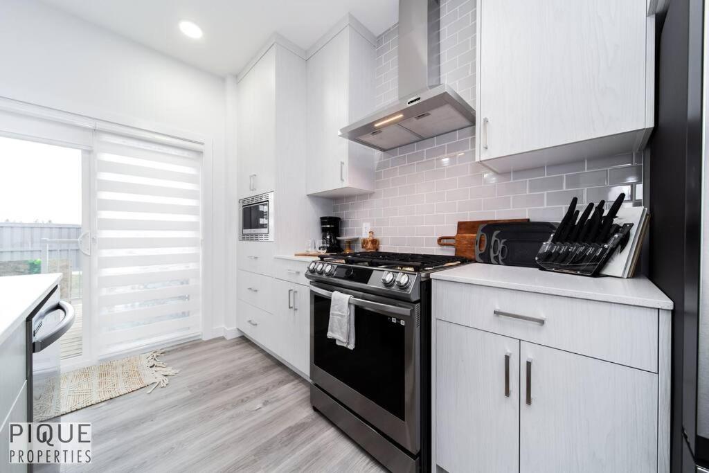 Urban Utopia - Hot Tub - King Bed - BBQ - Sleeps 16 - Garage