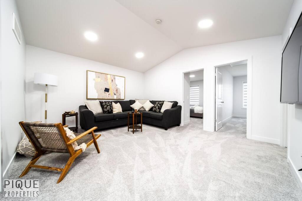 Urban Utopia - Hot Tub - King Bed - BBQ - Sleeps 16 - Garage