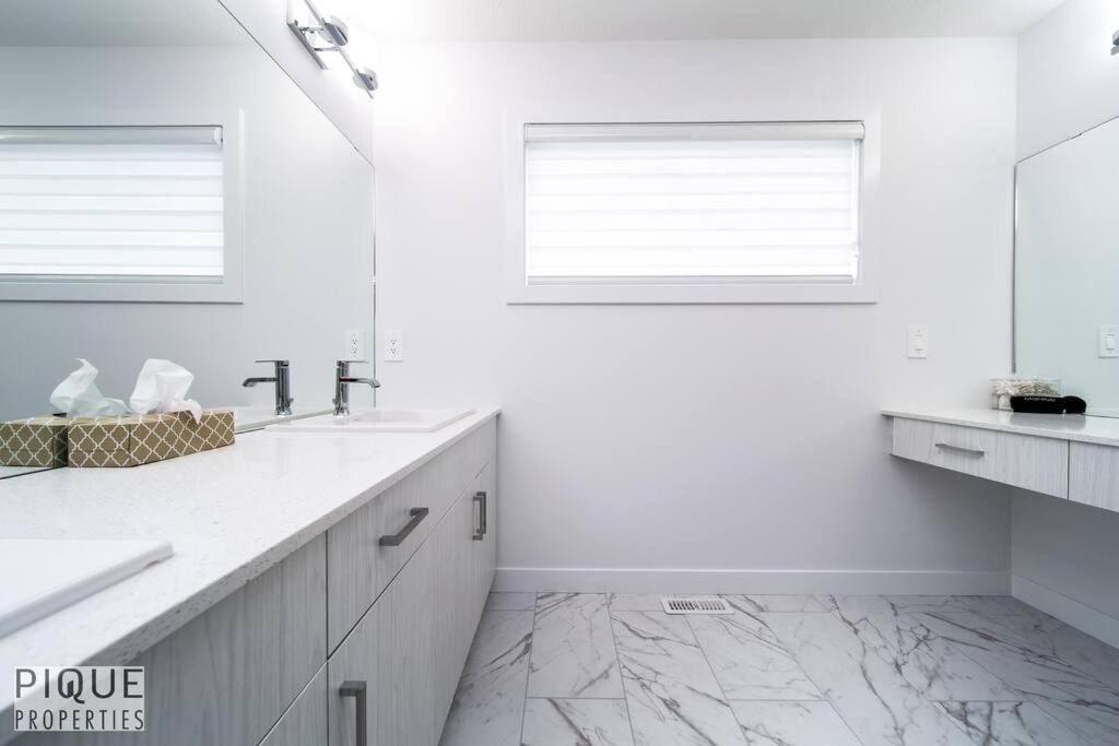 Urban Utopia - Hot Tub - King Bed - BBQ - Sleeps 16 - Garage