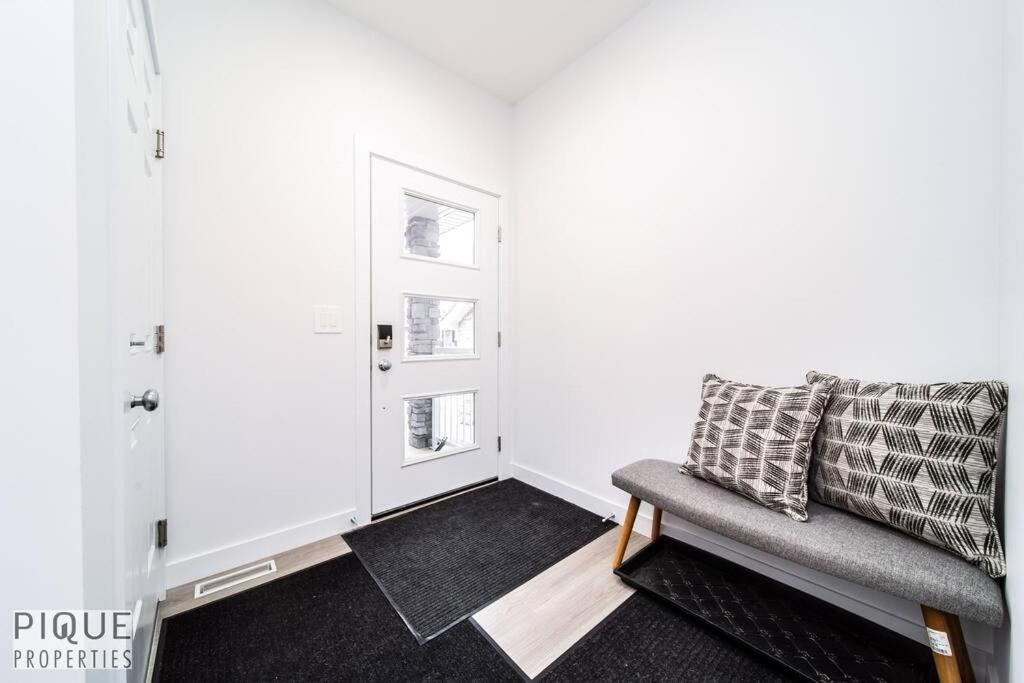 Urban Utopia - Hot Tub - King Bed - BBQ - Sleeps 16 - Garage