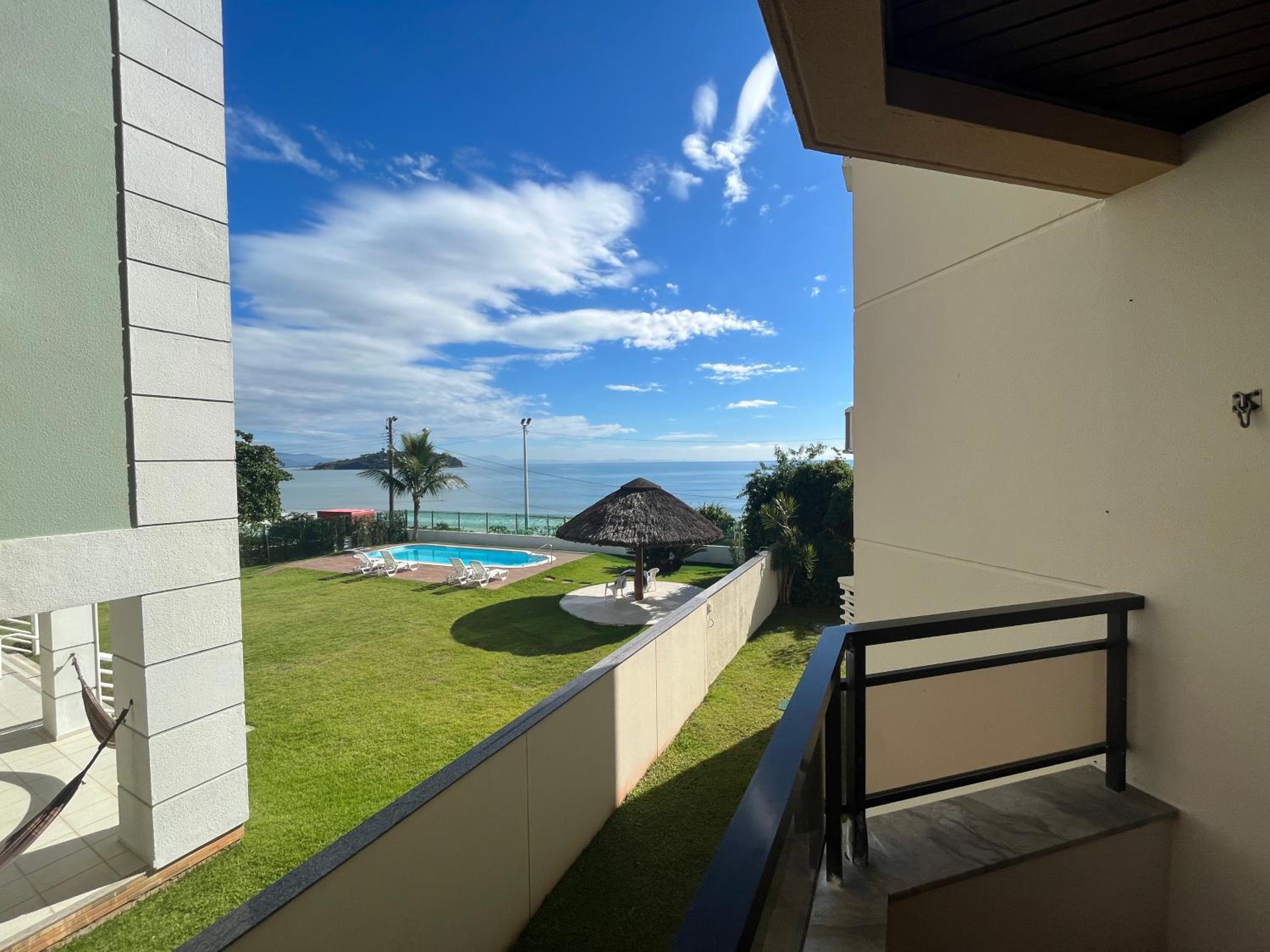 C148 Lindo apartamento em condomínio de frente para o mar