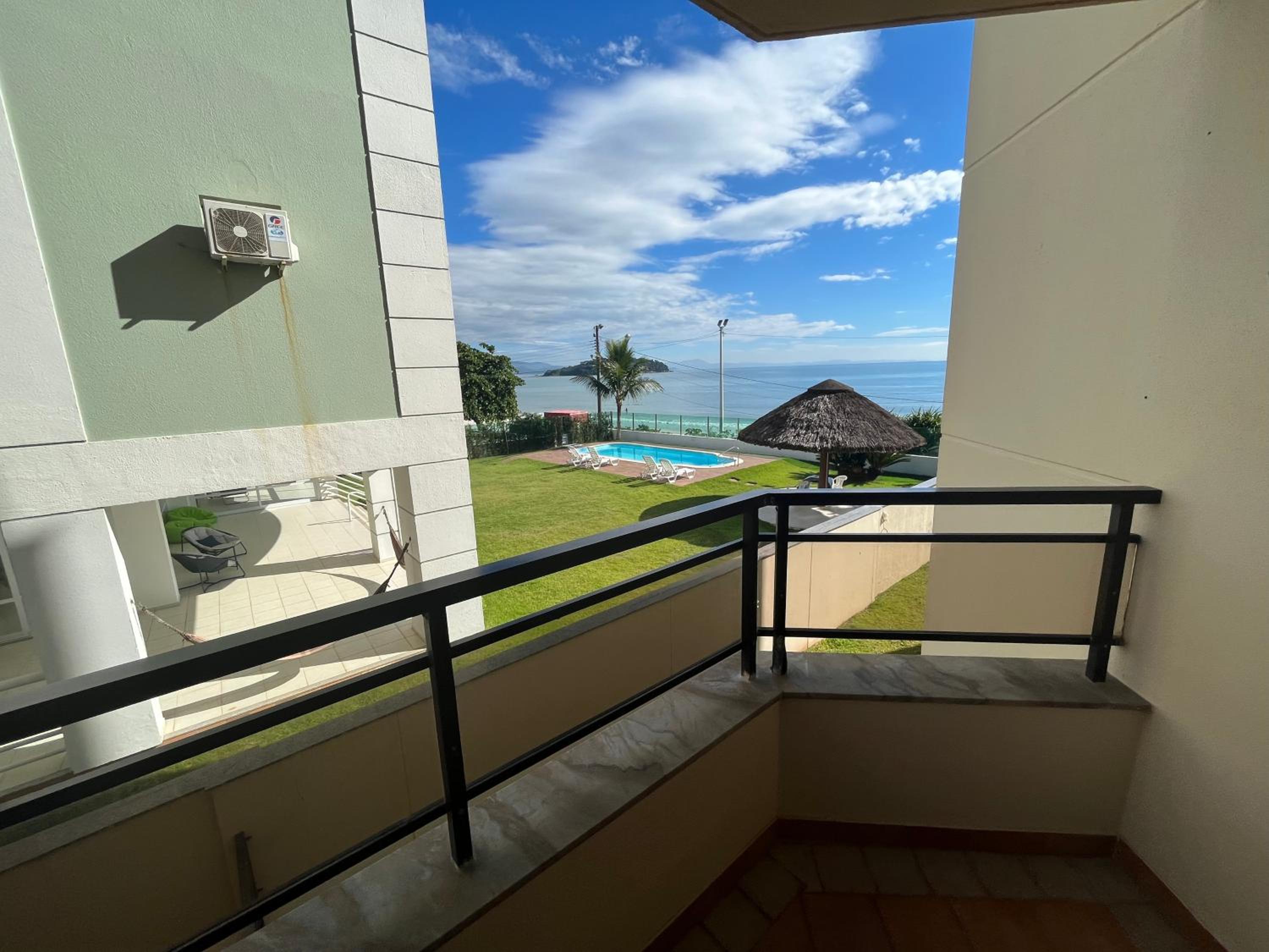 C148 Lindo apartamento em condomínio de frente para o mar