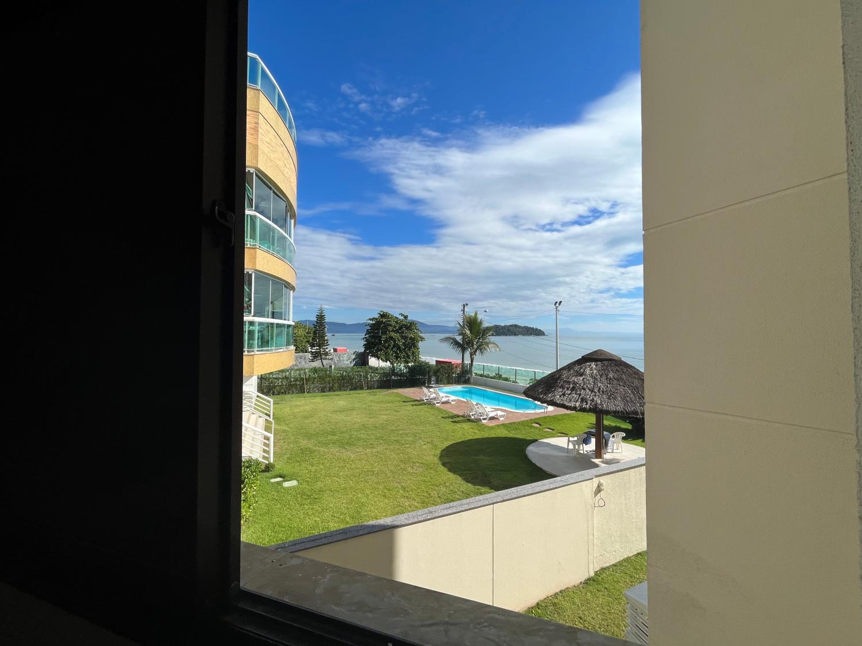 C148 Lindo apartamento em condomínio de frente para o mar