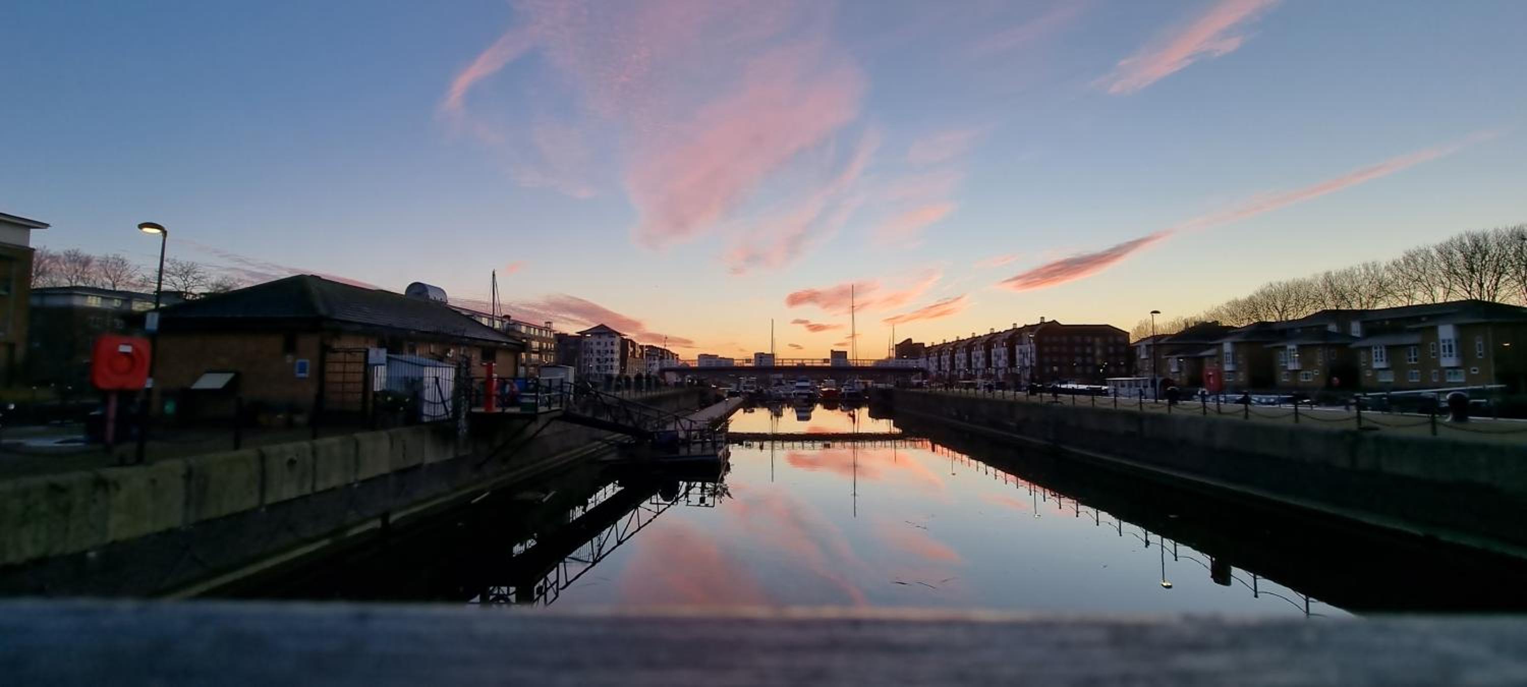 Riverside 3BR with Easy Transport 20mins to City Centre