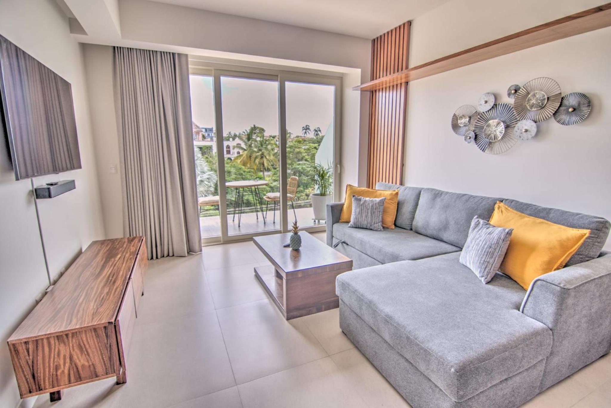 Pavilion 2BR Golden Zone - 1 Block to Beach view 4