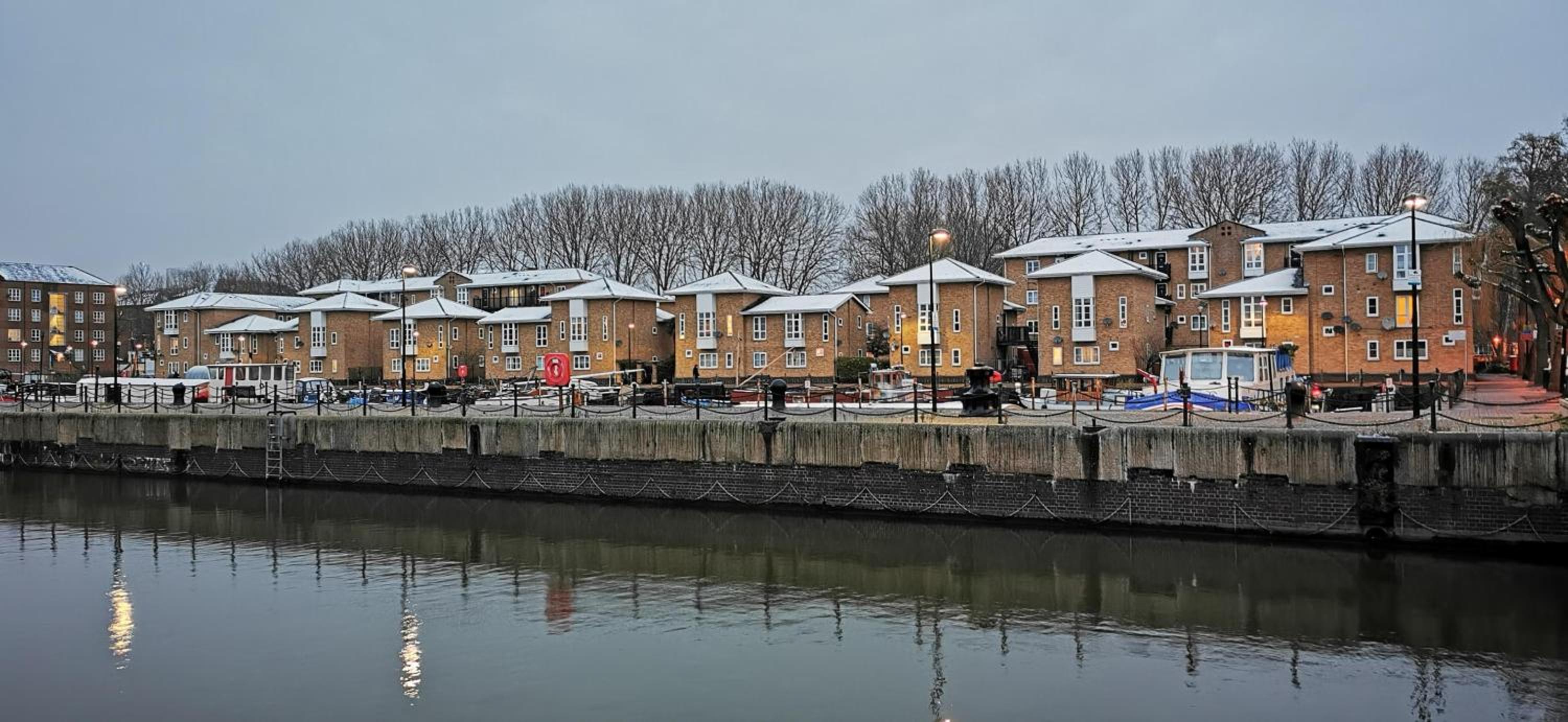 Riverside 3BR with Easy Transport 20mins to City Centre