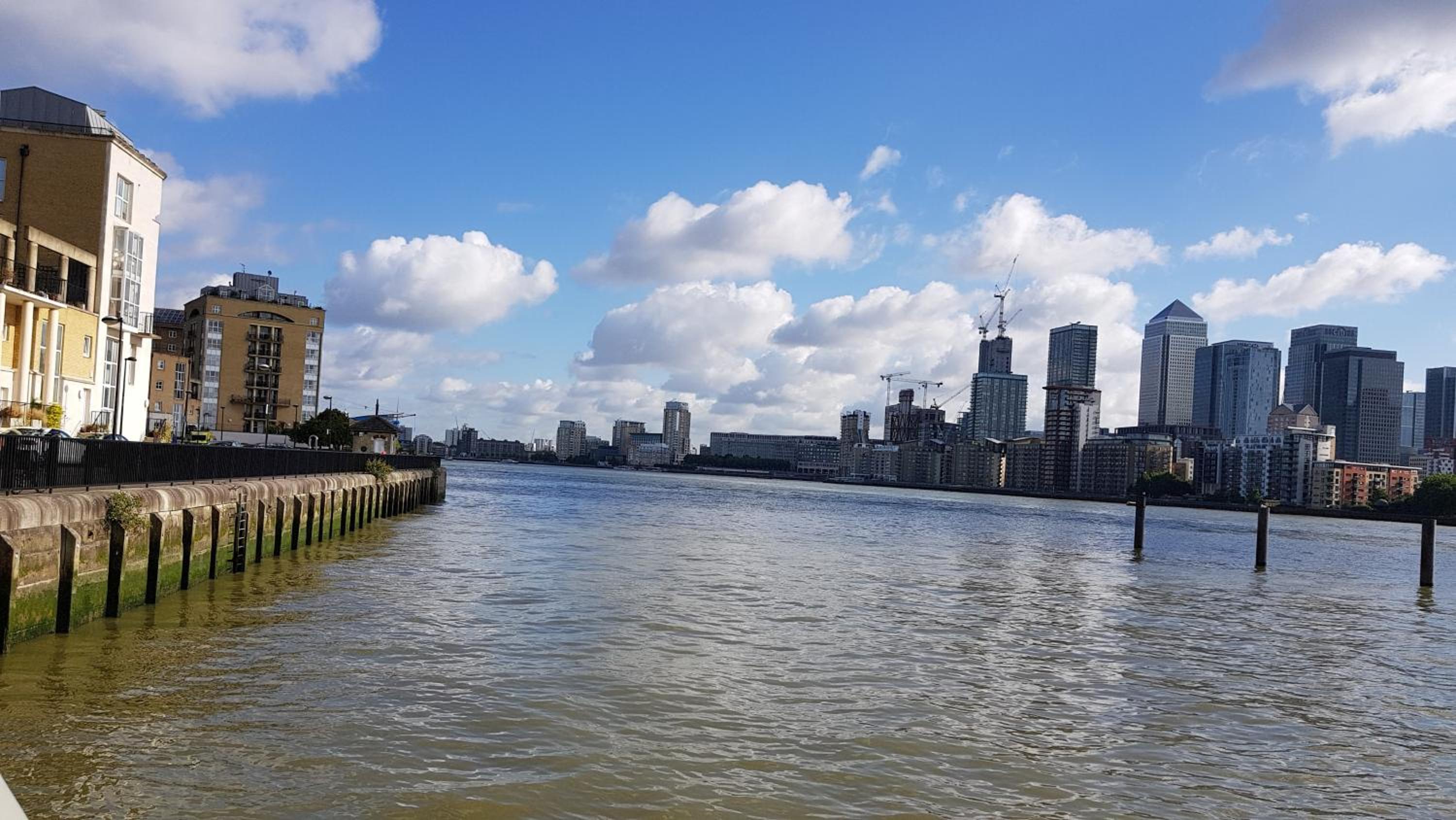 Riverside 3BR with Easy Transport 20mins to City Centre