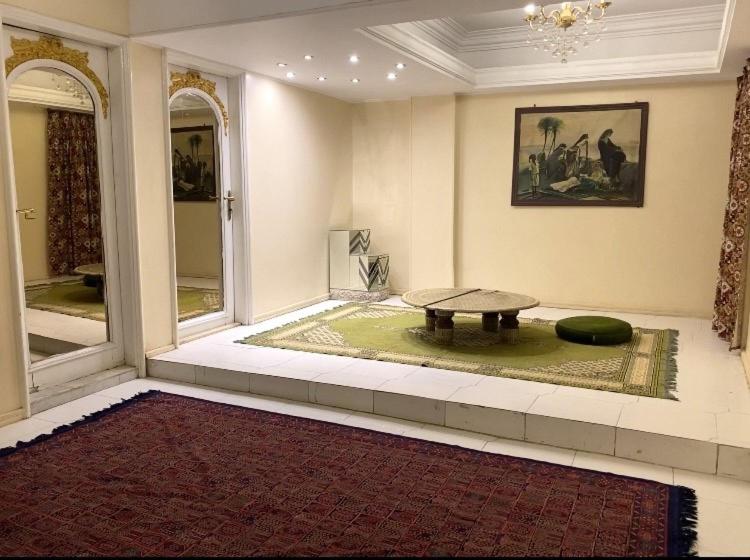 Panoramic Nile & Pyramids view vintage apartment