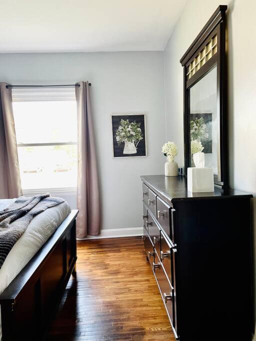 Green Roof Inn - Centrally Located 2BR/1BA Home view 2
