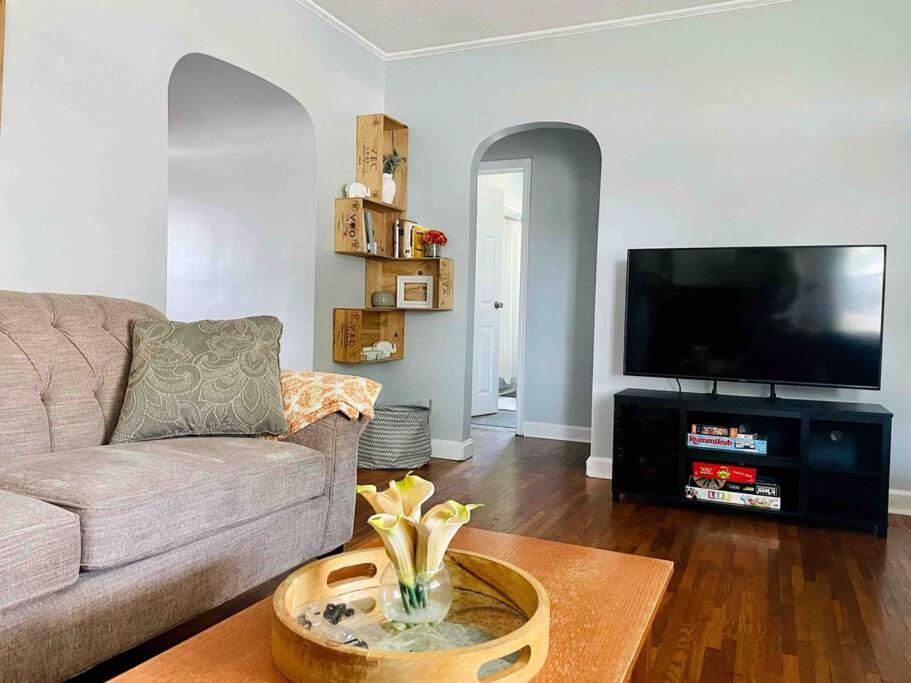 Green Roof Inn - Centrally Located 2BR/1BA Home view 3
