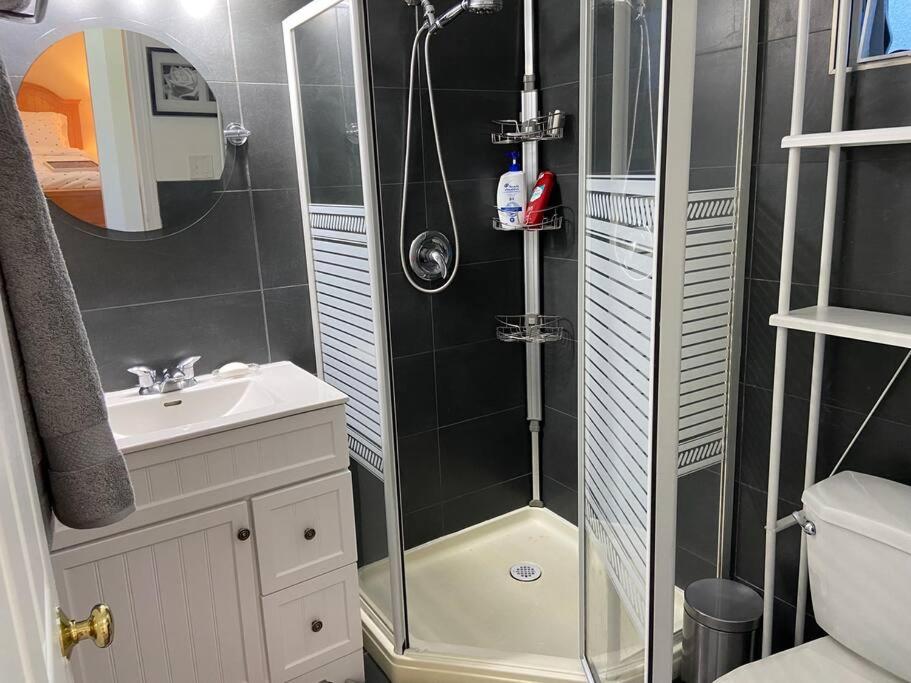 Adorable 2-bedroom guesthouse with free parking