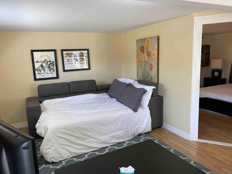 Adorable 2-bedroom guesthouse with free parking