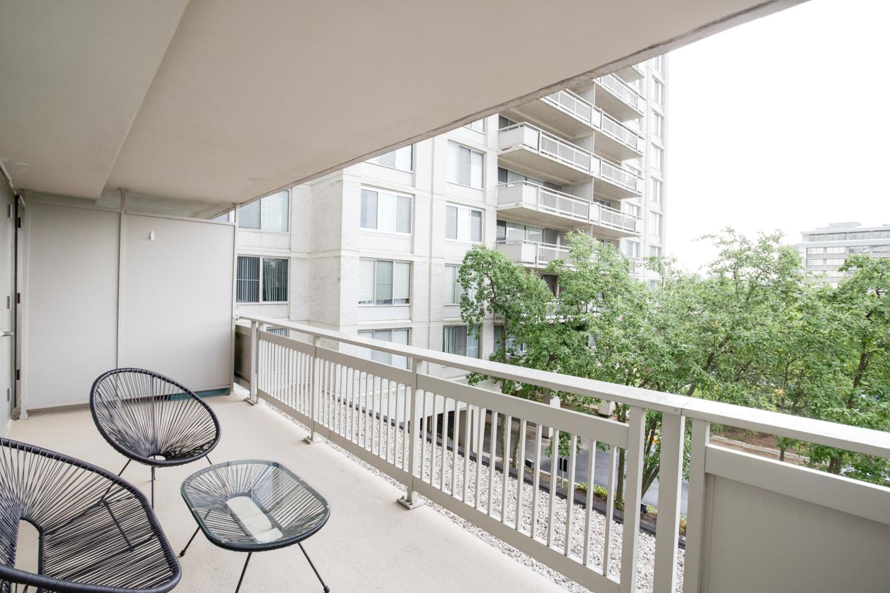 Beautiful 2 BR Apt At Crystal City With Gym