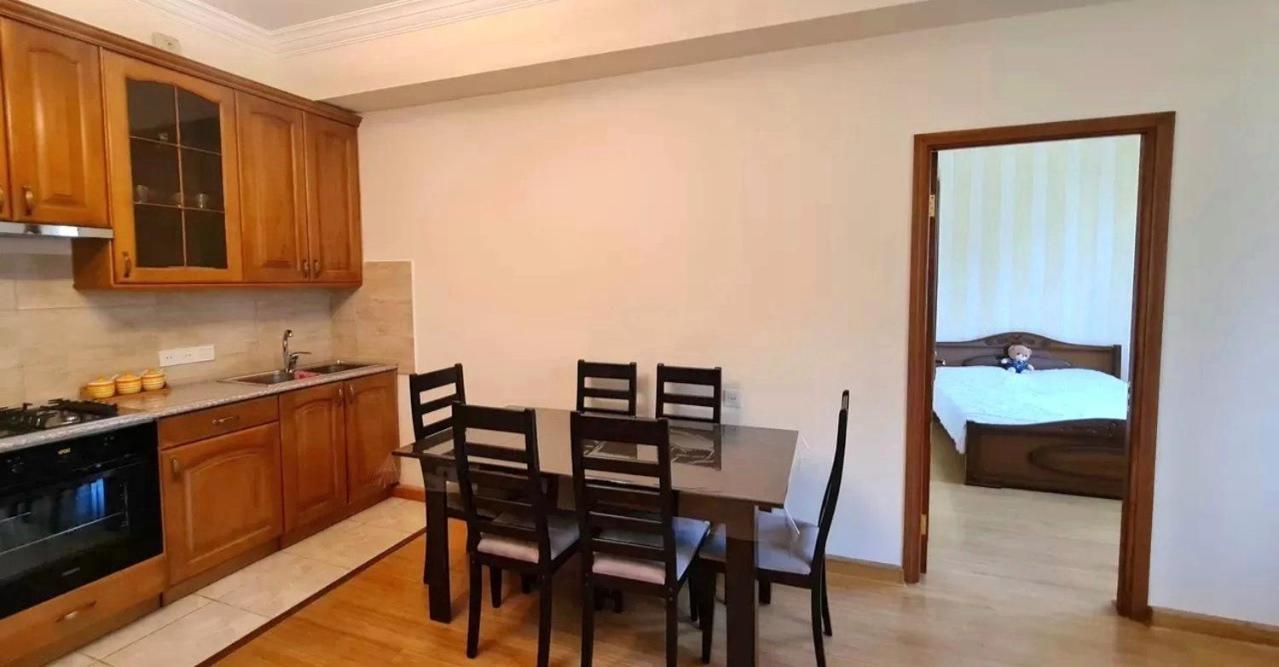 City Center, Comfortable and Sunny 2 Bedroom Nearby Republic Square