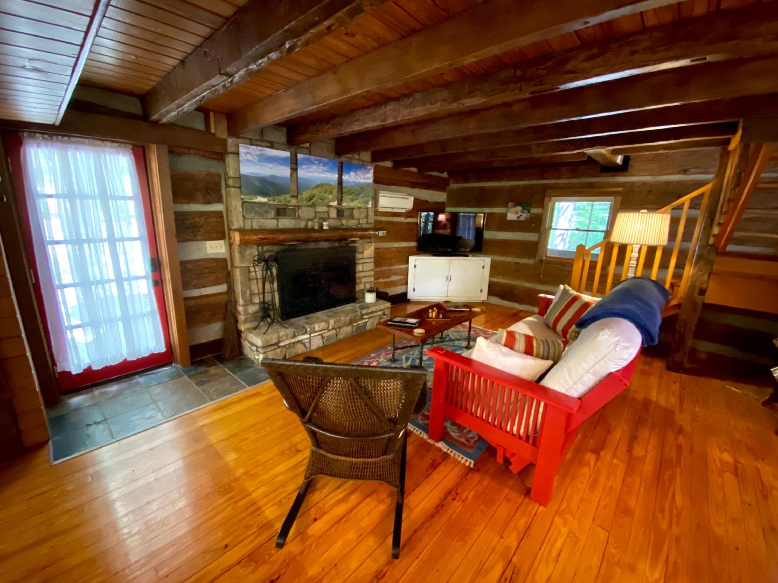 Romantic, Quaint Antique Log Cabin near Asheville 4x4 or AWD access only view 4