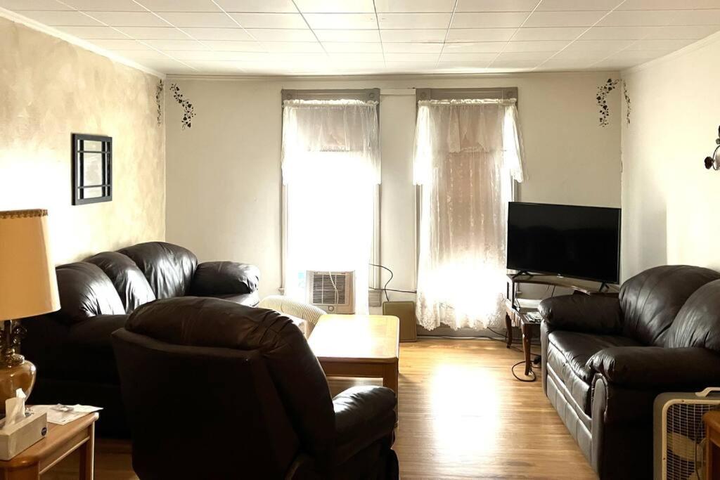 Charming Upstairs 2 Bdrm view 4