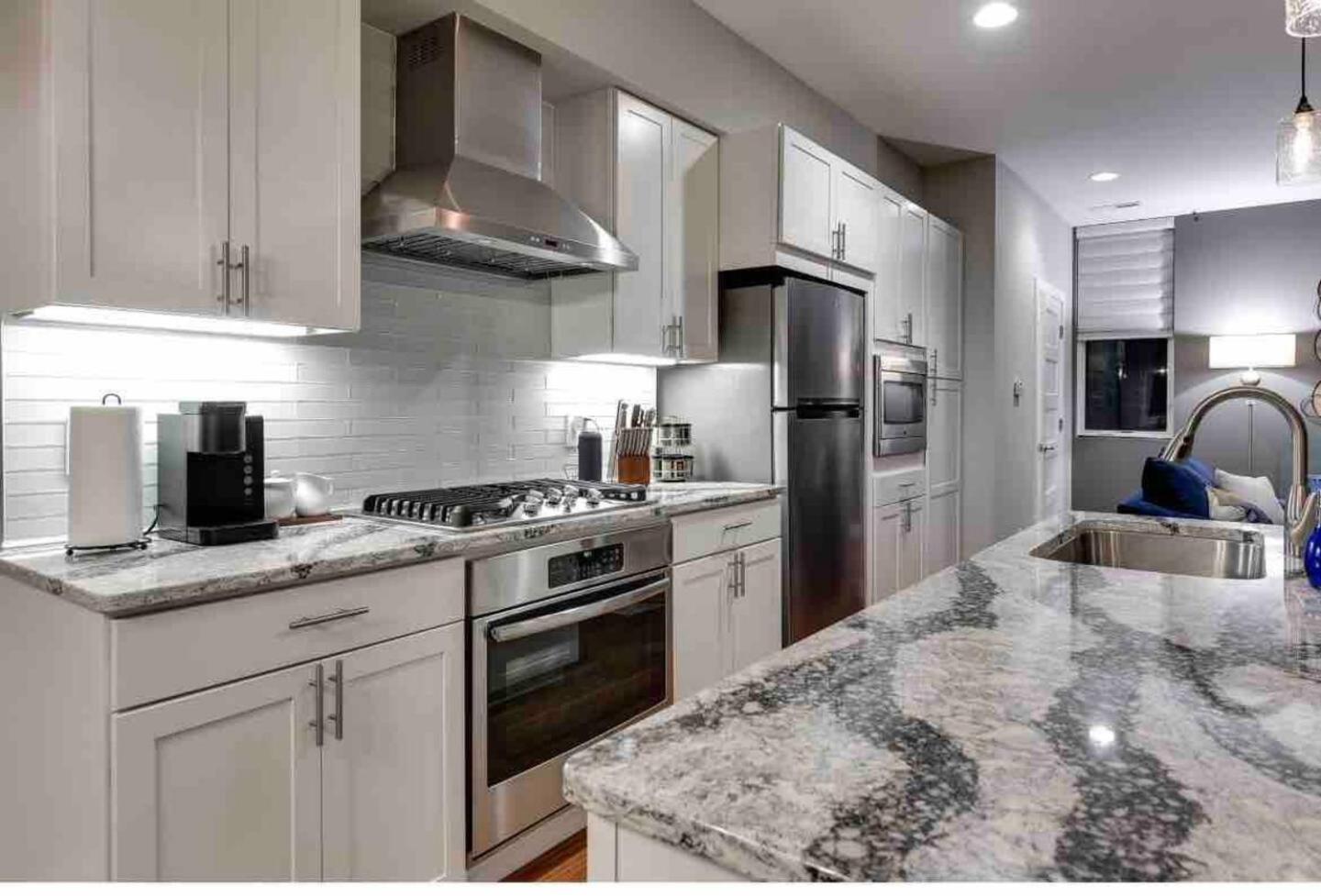 Modern Townhome Near Downtown walk to CWS! view 4