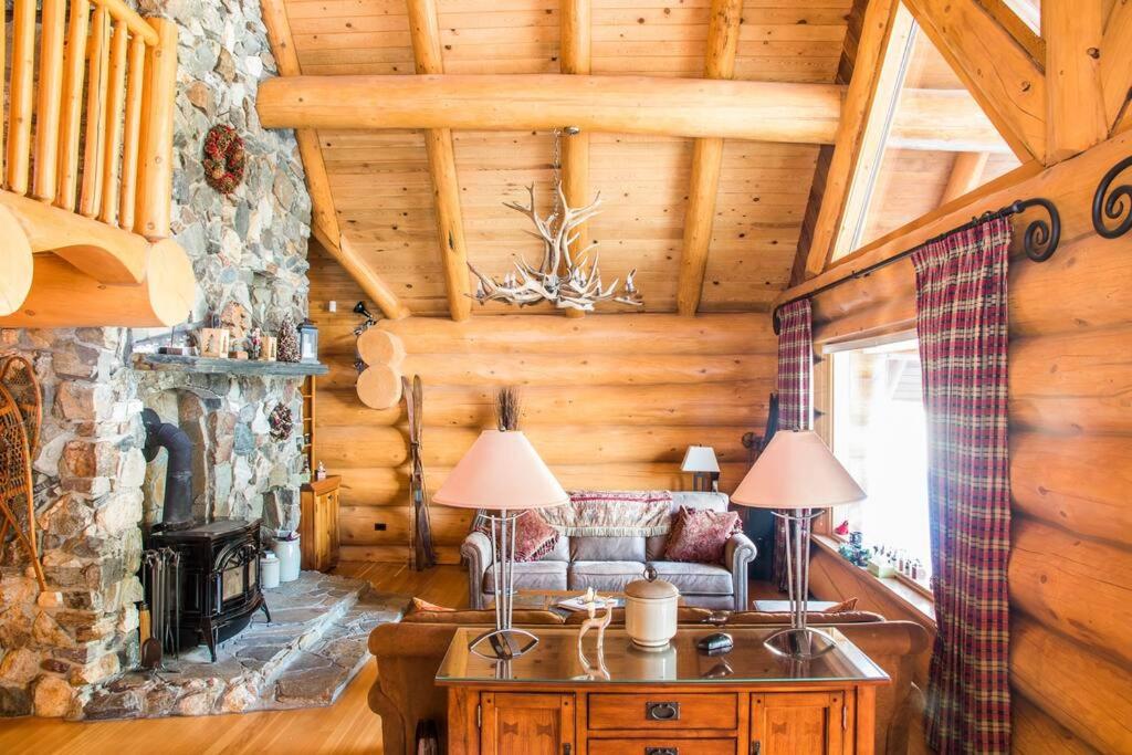 Revelstoke House Luxury Log House at Base of Resort