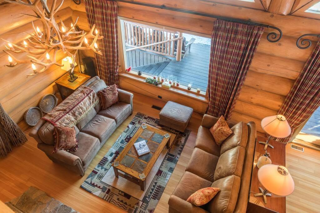 Revelstoke House Luxury Log House at Base of Resort