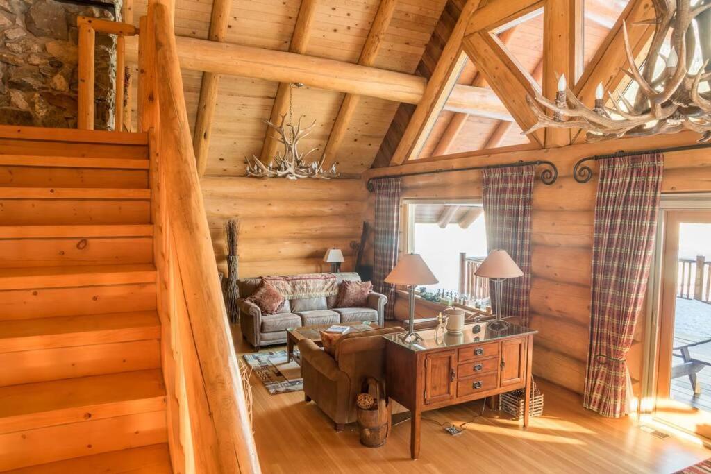 Revelstoke House Luxury Log House at Base of Resort