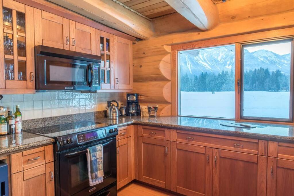 Revelstoke House Luxury Log House at Base of Resort