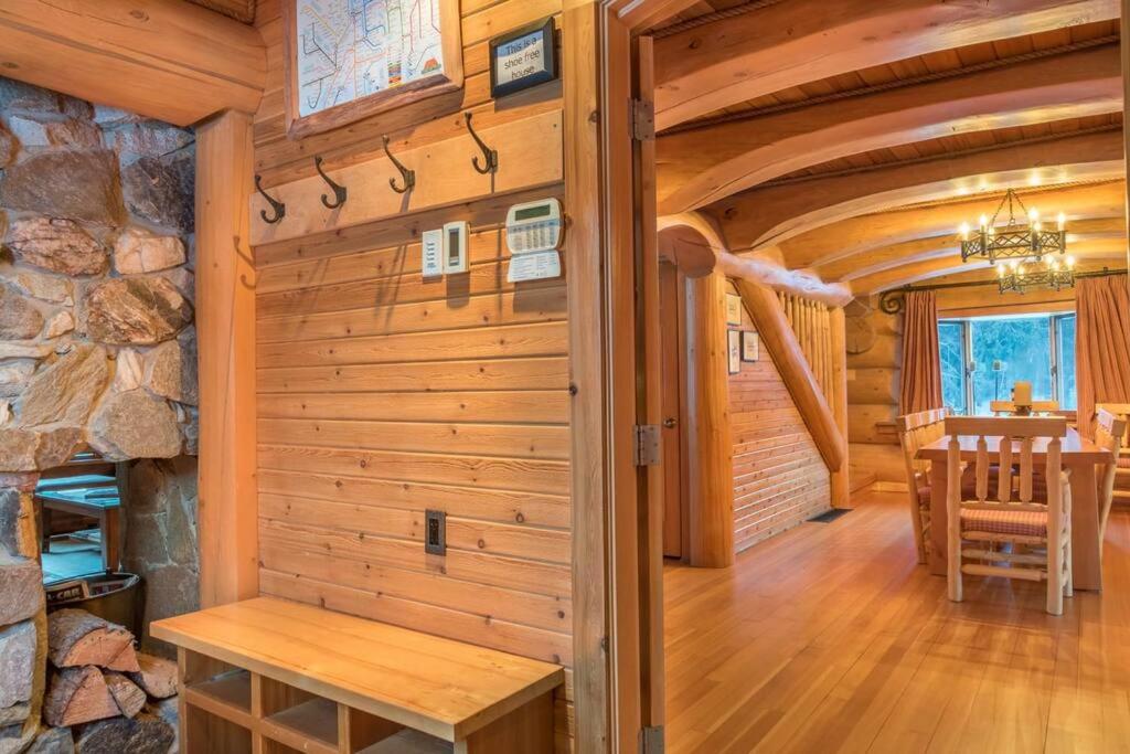 Revelstoke House Luxury Log House at Base of Resort