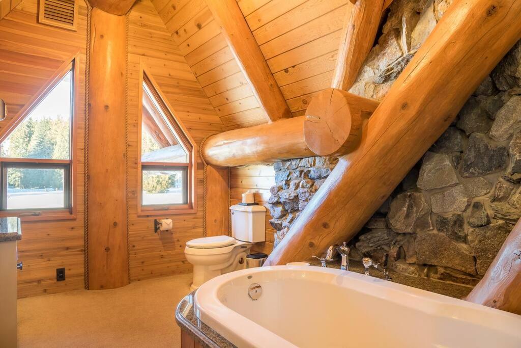 Revelstoke House Luxury Log House at Base of Resort