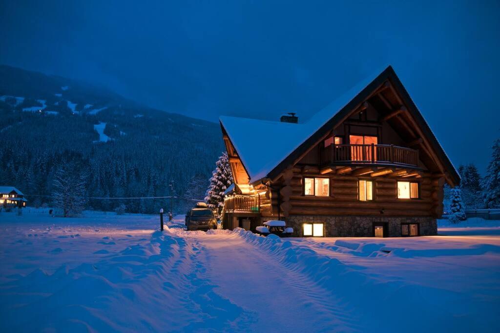 Revelstoke House Luxury Log House at Base of Resort
