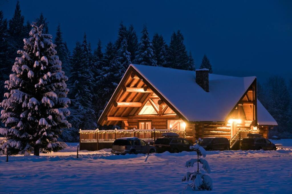 Revelstoke House Luxury Log House at Base of Resort