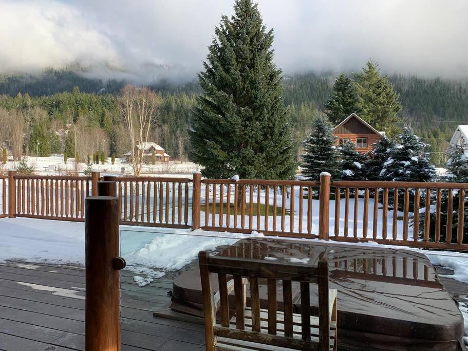 Revelstoke House Luxury Log House at Base of Resort