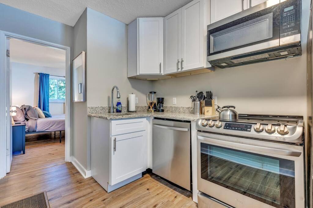 Beautiful House Mins Away From the Airport view 2