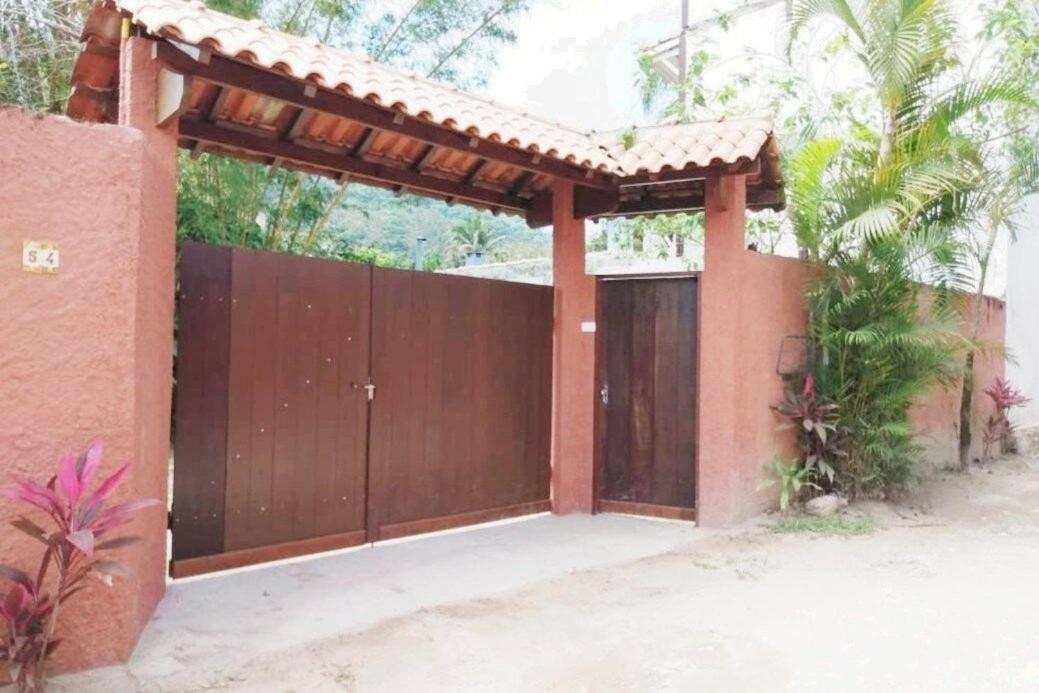 Casa com piscina a 100 m de Camburizinho