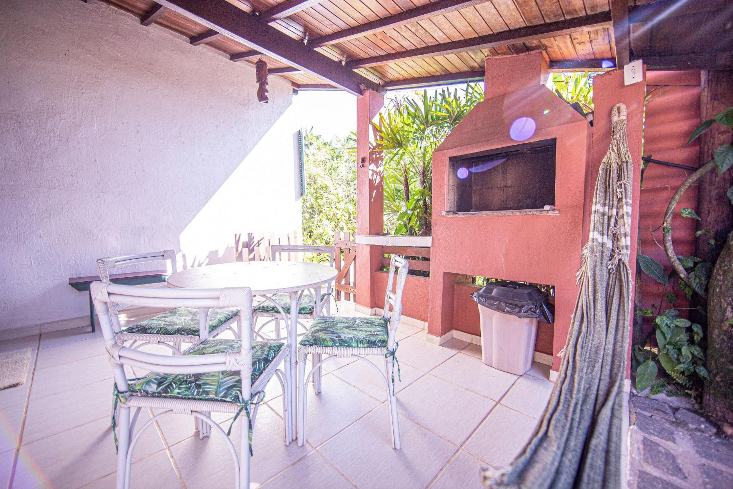 Casa com piscina a 100 m de Camburizinho
