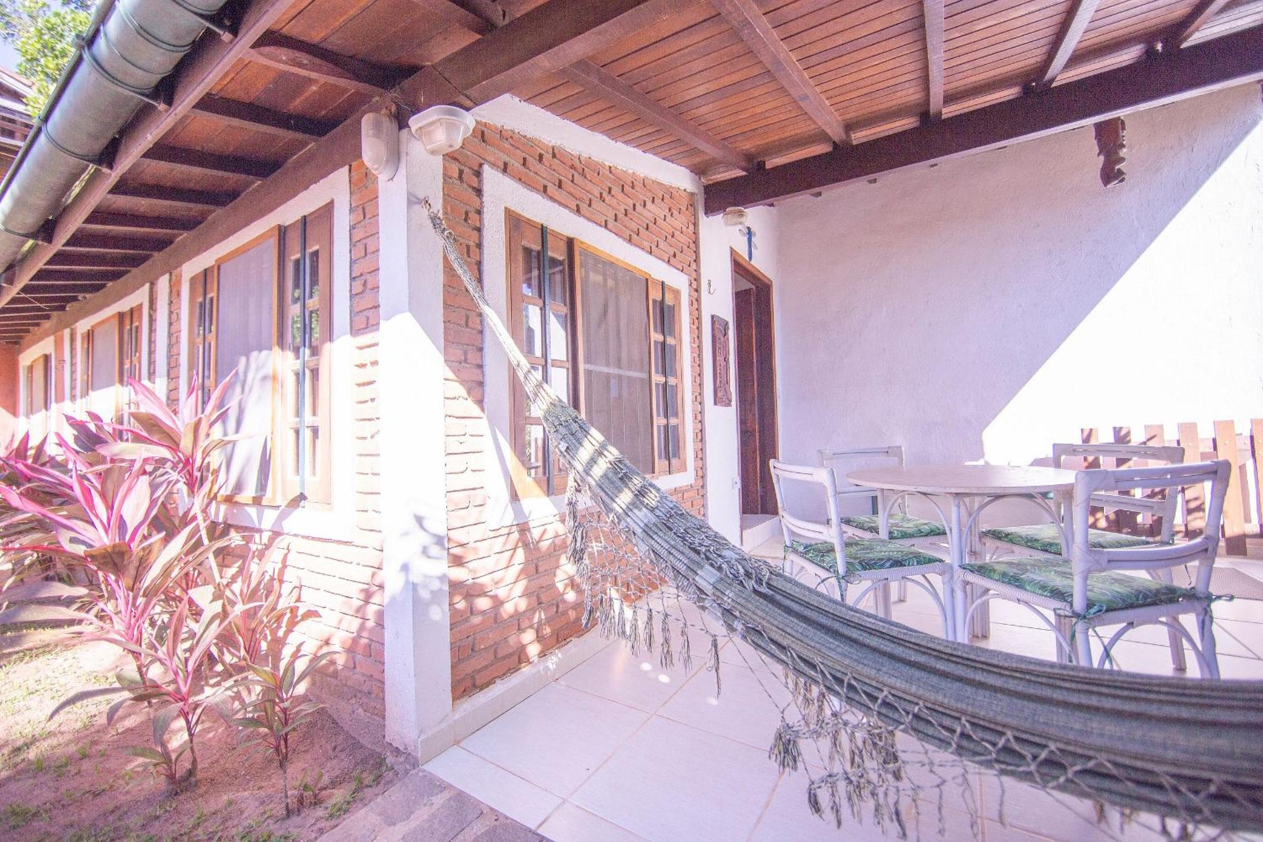 Casa com piscina a 100 m de Camburizinho