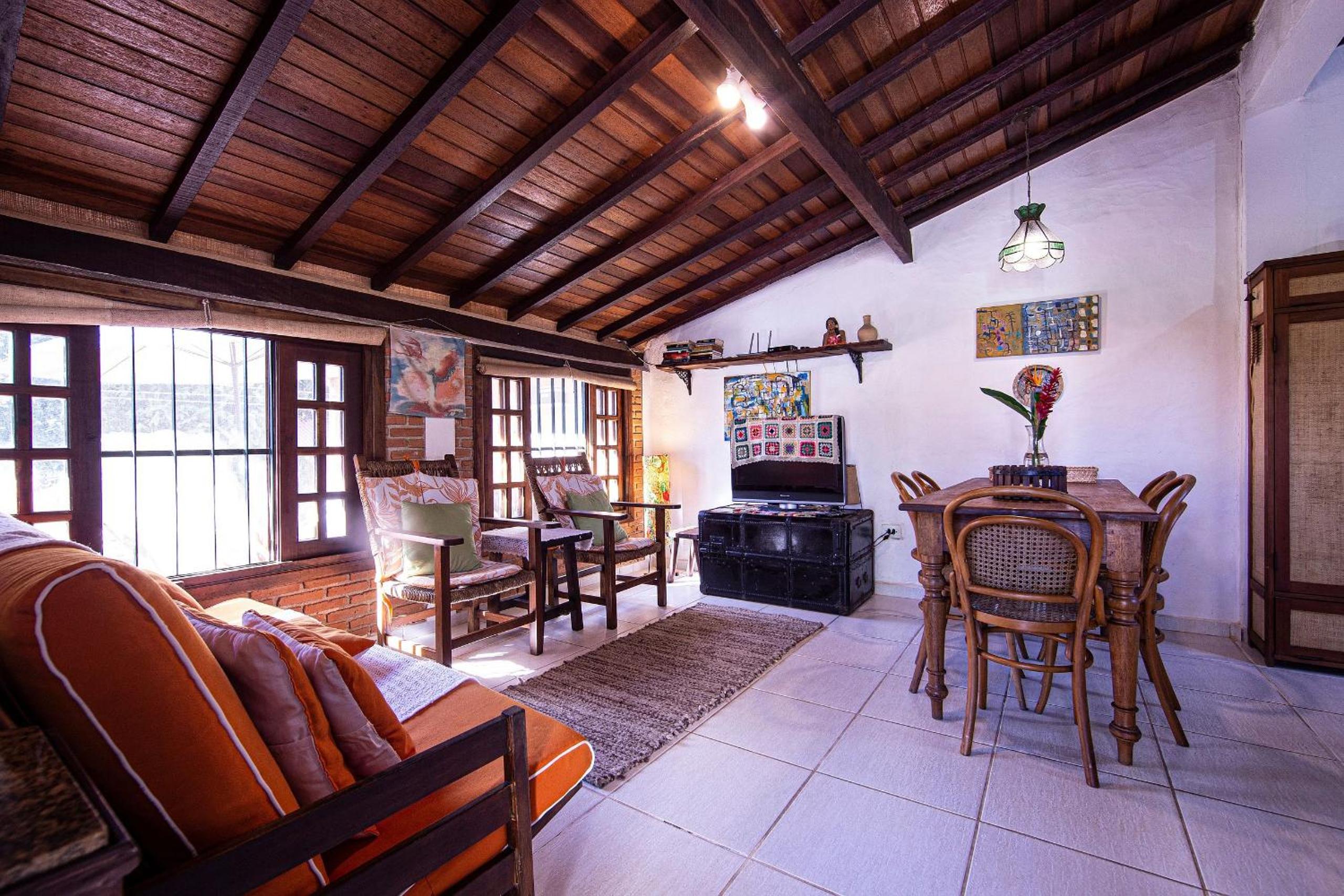 Casa com piscina a 100 m de Camburizinho