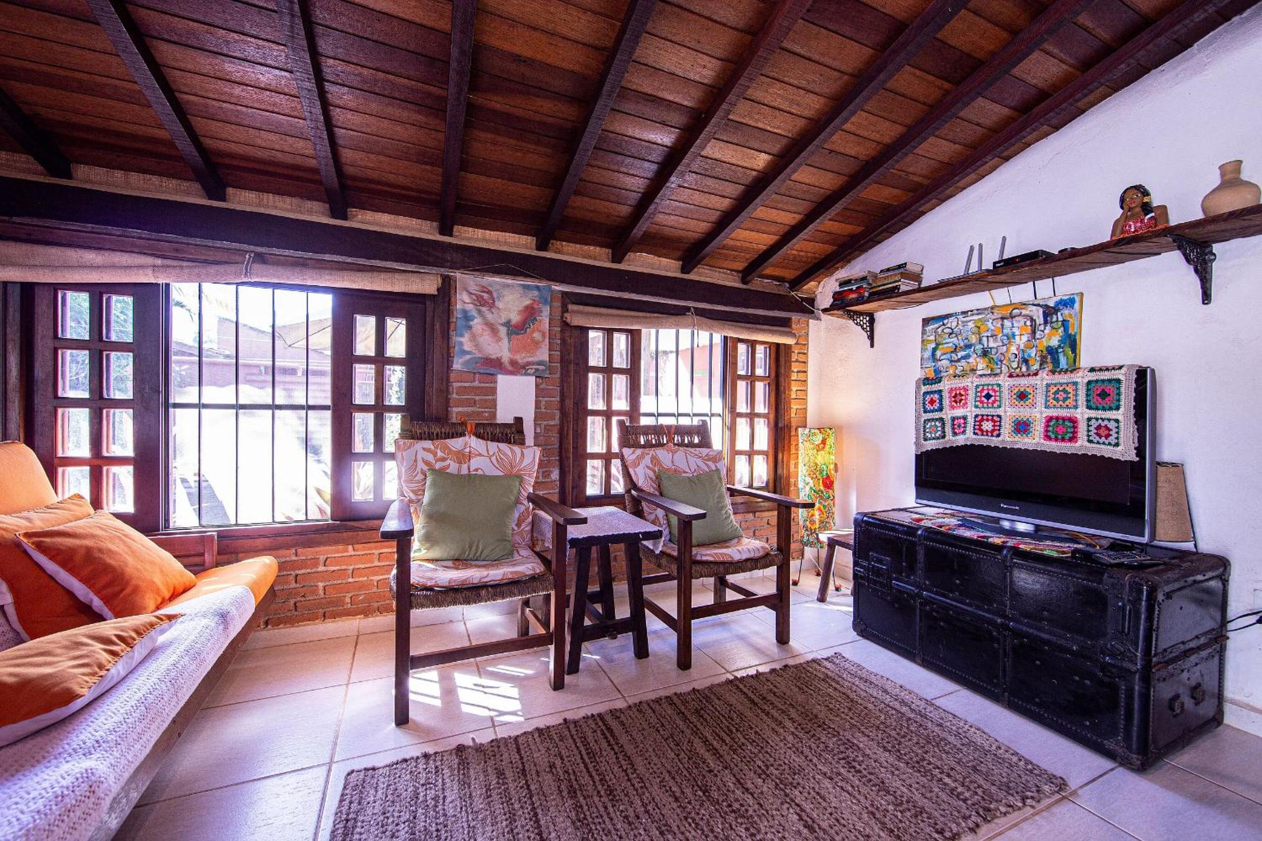 Casa com piscina a 100 m de Camburizinho